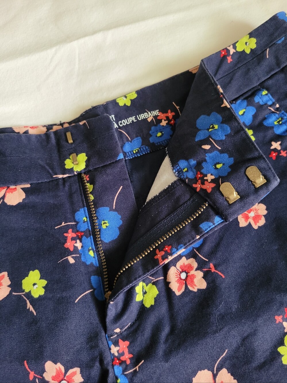 GAP- Khakis by Gap Shorts - Sz 10, Navy & Floral, EUC - Picture 5 of 9